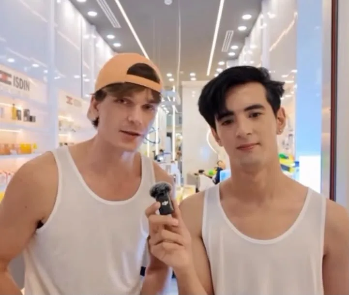 EventLingua brand ambassadors presenting ISDIN products in a Bangkok store